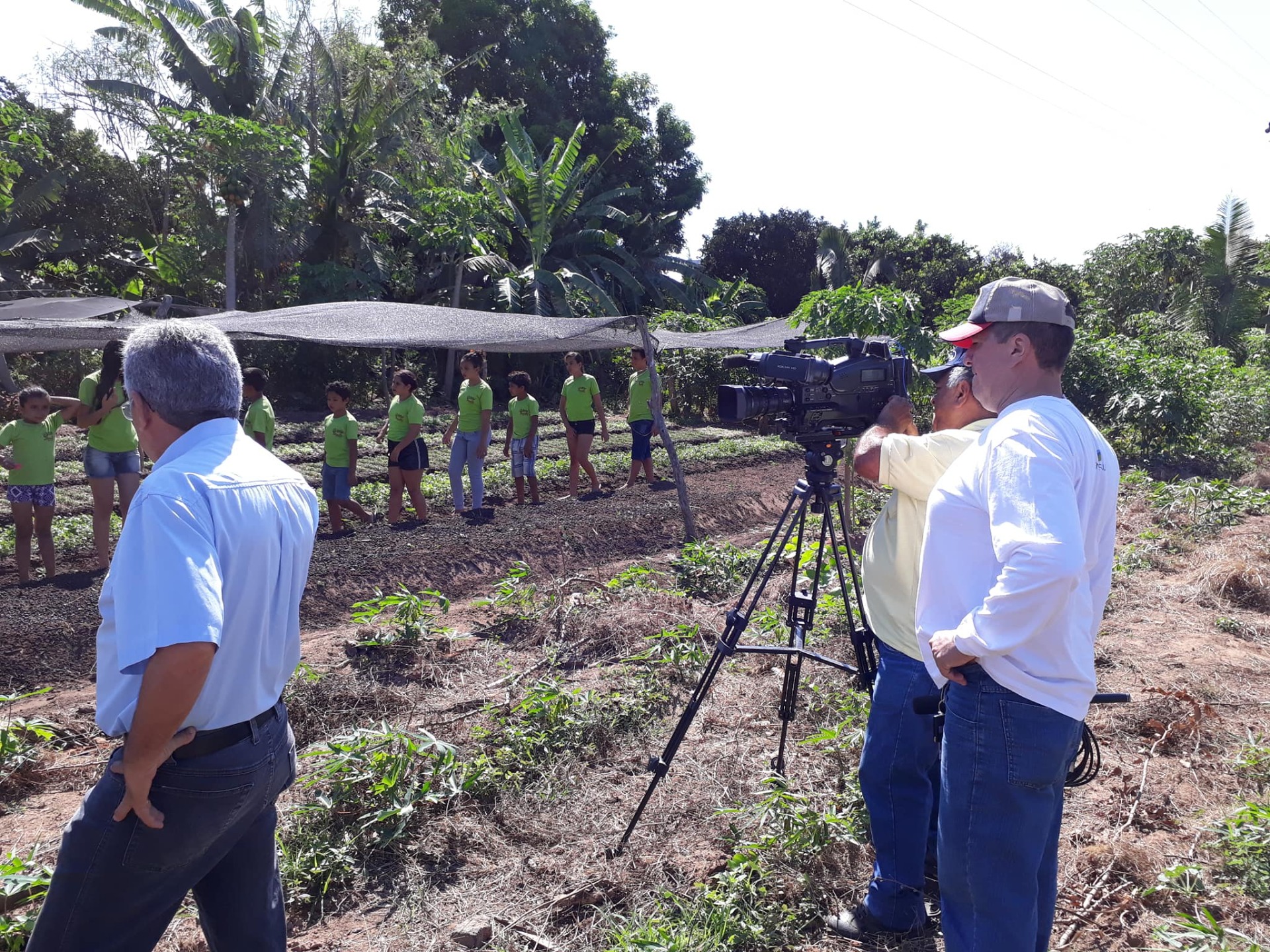 VISITA DA TV ANTENA 10 PARA REPORTÁGEM NO QUINTAL